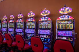 Suasana live casino dengan dealer profesional dan pemain berinteraksi secara real time